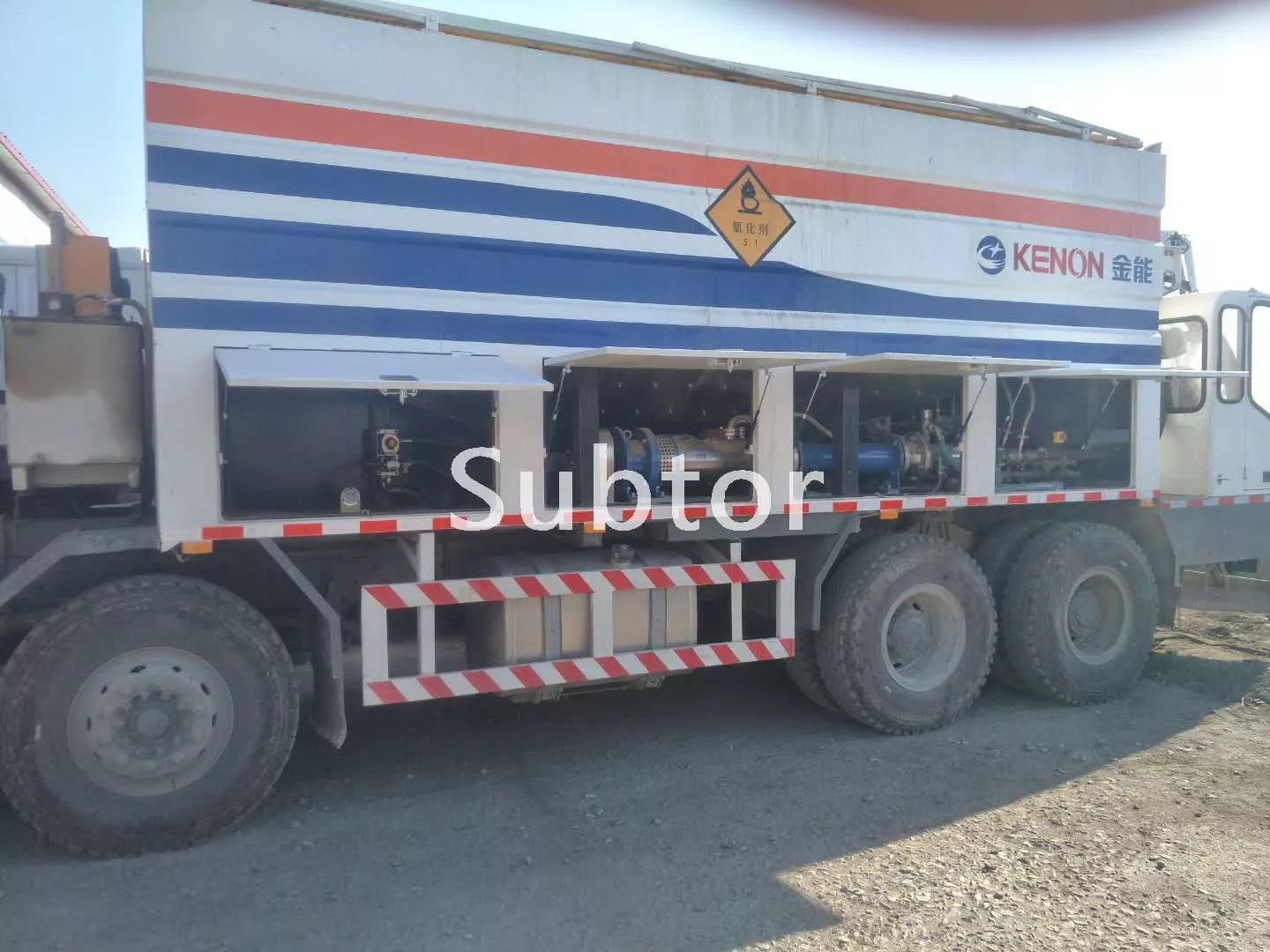 El vehículo explosivo emulsivo utiliza la bomba de acoplamiento directo para transportar la matriz emulsiva